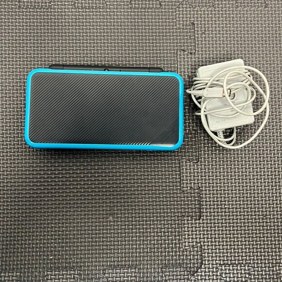 Nintendo 2DS PARTS ONLY - Picture 1 of 3